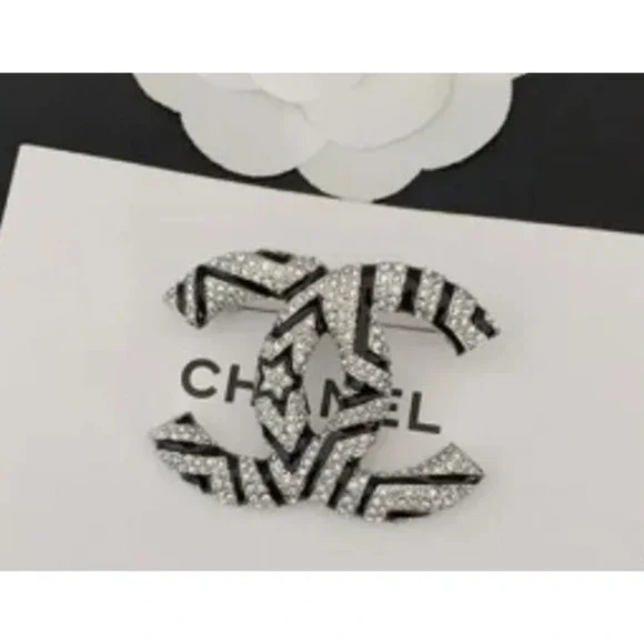 Chanel Interlocking CC Platinum Star CZ Brooch Autumn/Pre-Fall 2023 (CCXX047) - Picture 2 of 5